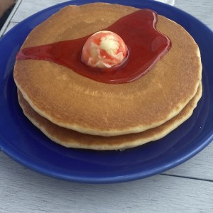 Pancakes origines con sirope de fresa
