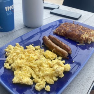 Huevos revueltos. Salchichas