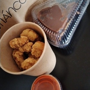 Chicken bites & buffalo sauce & Cake manjar chocolate