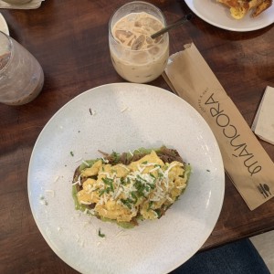 Totada de aguacate, topa vieja y huevos