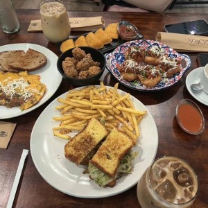 omelette, pesto chicken sandwich, empanaditas, hojaldritas con ropa vieja, chicken bites