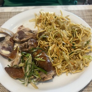 Gallina deshuesada con fideos