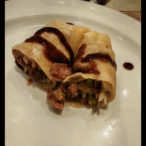 Rollo (tipo taco) con pato asado y salsa