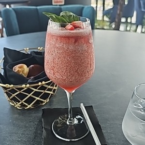 limonada de fresas y albahaca