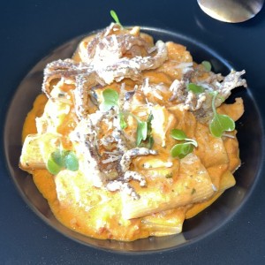 Penne en salsa rose con langostinos