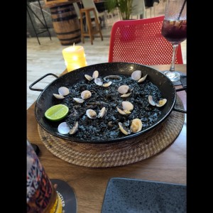 PAELLA DE ARROZ NEGRO