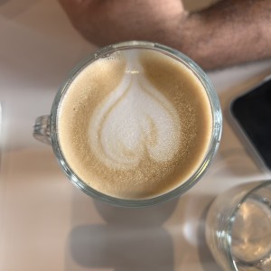 BEBIDAS CALIENTES - Capuccino-Latte