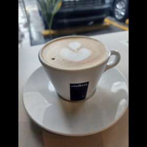 BEBIDAS CALIENTES - Capuccino-Latte