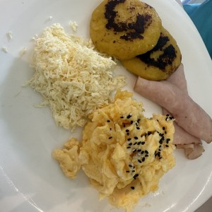 Arepas de platano maduro con huevo, queso y pavo