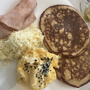 Pancake de avena con huevo, queso y pavo