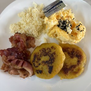 Arepas con Bacon Huevo y Queso