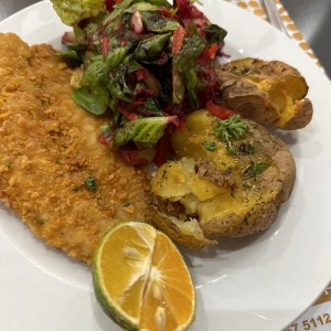 Filete de pescado con papas y ensalada