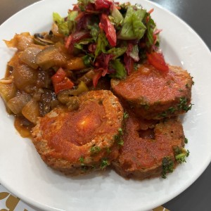 Polpetoni de carne con vegetales y ensalada