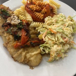 Filete de pescado con pasta y ensalada 