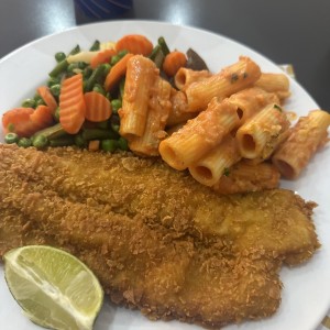 Filete de pescado con vegetales y pasta 