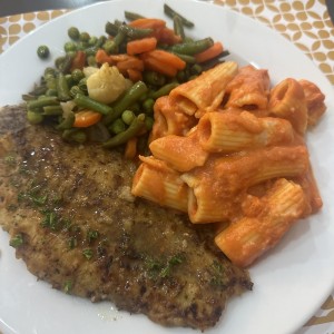 Pescado con vegetales y pasta 