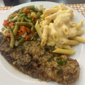 Pescado con vegetales y pasta 