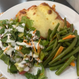 Caneloni de carne con ensalada y habichuela 
