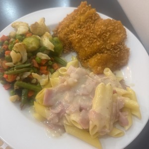 Filete de pescado con pasta y vegetales 