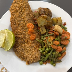 Filete de pescado con papas y vegetales 