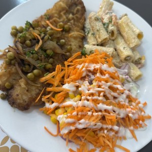 Filete de pescado con ensalada de pasta y vegetales 
