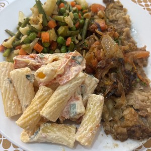 Carne con vegetales y ensalada de pasta 