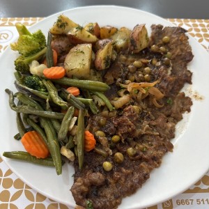 Scallopina de res con papas y vegetales 