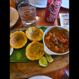canastas de patacón con mariscos