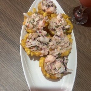 Patacones rellenos de Mariscos Calientes