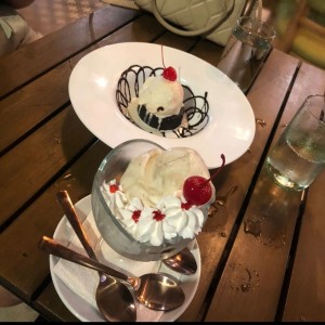2 amores tipo un sunday con dos sabores, el de cookies and cream de muerte lenta