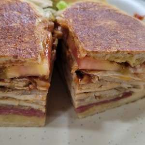 Sandwich De Pierna y salami