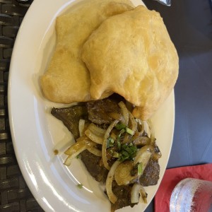 Bistec de hígado de Res encebollado y caldo de sopa de entrada