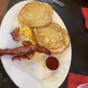 Pancakes Con Tocino Y Queso Blanco
