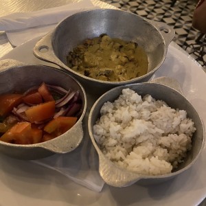 Pulpo al curry y coco con arroz con coco