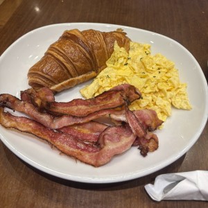 Croissant & Eggs 