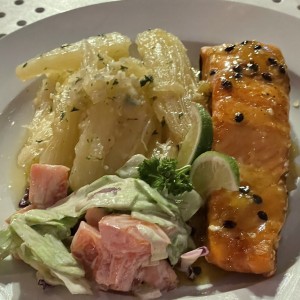 Salmon en salsa de maracuya con yucas