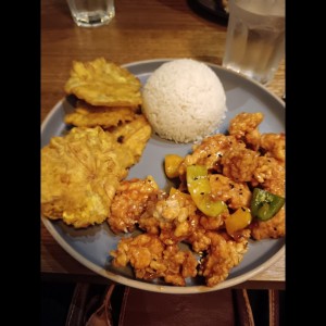Mr. Sweet Chi-ken con arroz y patacones 