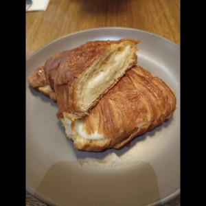 Croissant con queso mozzarella