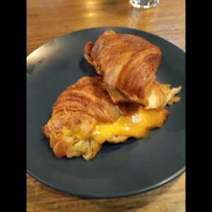 Croissant con queso Cheddar y beycon