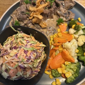 Stroganoff con vegetales y coleslaw