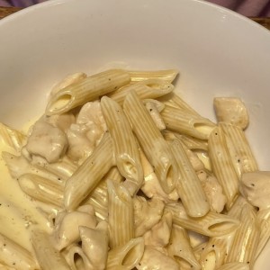 Penne Alfredo con pollo