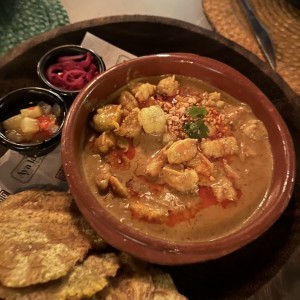 Patacones y camarones al curry
