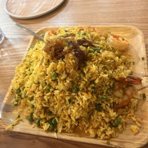 Arroz frito con camarones 