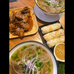 Pho de carne,  alitas con miel y rollos de camarones