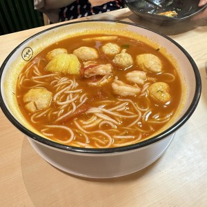 Pho con bolitas de pescado y camarones