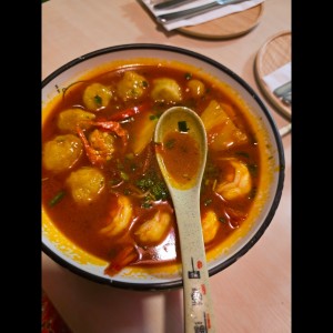 pho de bolitas de pescado