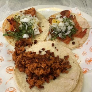Tacos al pastor y de chorizo 