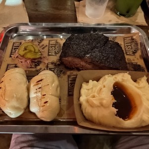 Dino Beef Rib. Pure con gravy y butter breads.