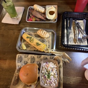 Brisket, pure, pansito, briket burger, caleslaw, MAZROCA y limonada.