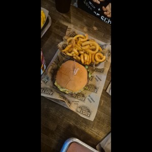 Sandwiches & Spuds - Mamas Classic Burger